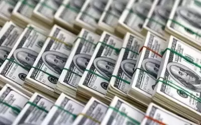 الدولار قرب أدنى مستوياته في شهر