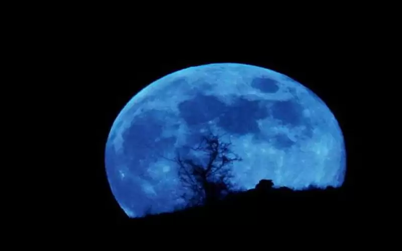 القمر الأزرق يزين كبد السماء لأول