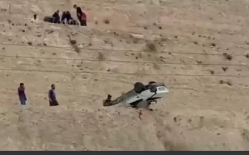 تدهور مركبة من أعلى مقطع صخري