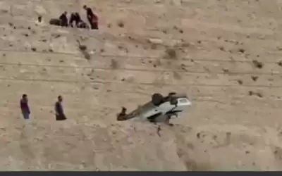 تدهور مركبة من أعلى مقطع صخري