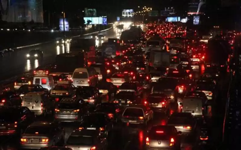 تعطل شاحنة يتسبب بازدحامات مرورية على