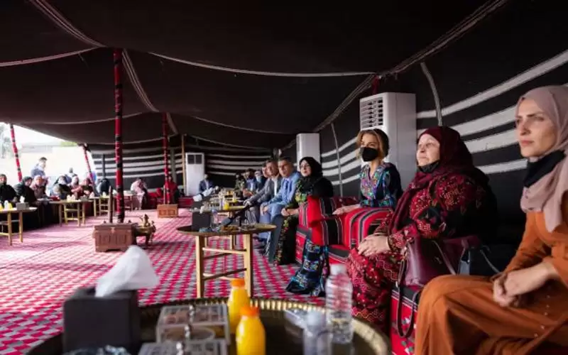 الملكة تزور منطقة السرحان في المفرق