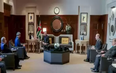 الملك يبحث مع وزير الخارجية الإماراتي