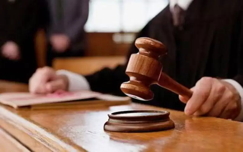 قرار بسجن 5 موظفين حكوميين واستعادة