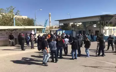 عاملو أونروا يعلقون الدوام ساعتين الثلاثاء