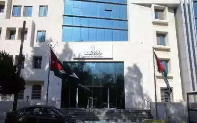 النقل تنفي استيفاء دينار عن الطرود