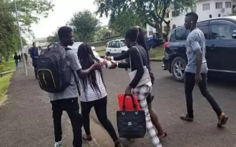 إصابة 11 طالبا بانفجار قنبلة في