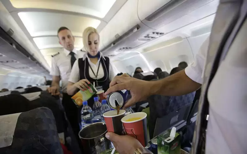 مضيف جوي يكشف عن أغرب سؤال