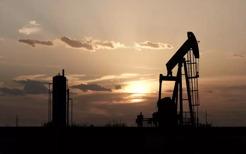 الدولار يدفع أسعار النفط إلى المنطقة