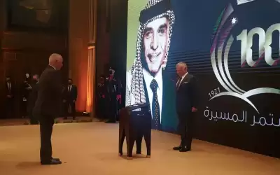 الملك ينعم بوسام مئوية الدولة الأولى