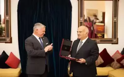 الملك ينعم بوسام المئوية على الأمير