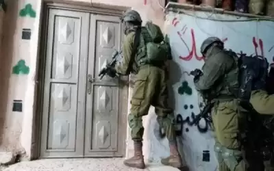 الاحتلال يعتقل 4 شبان بينهم شقيقان