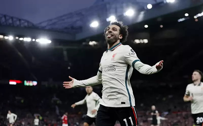 صلاح يطرح قميصه الذي ارتداه بمباراة