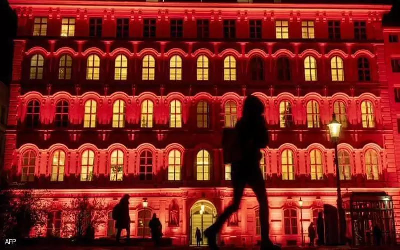 بلد أوروبي يعود إلى الإغلاق الكامل..