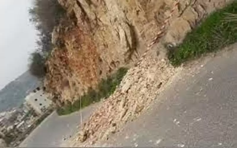 انهيار صخور وأتربة على طريق الموجب
