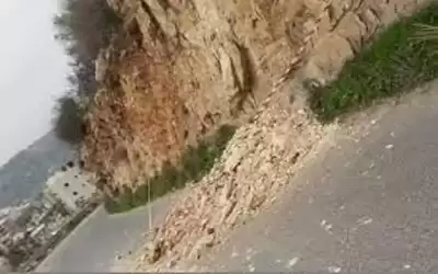 انهيار صخور وأتربة على طريق الموجب