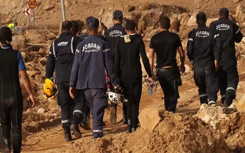 انقاذ 40 شخصا حوصروا على طريق