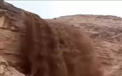 المياه تتدفق باتجاه سد الموجب -
