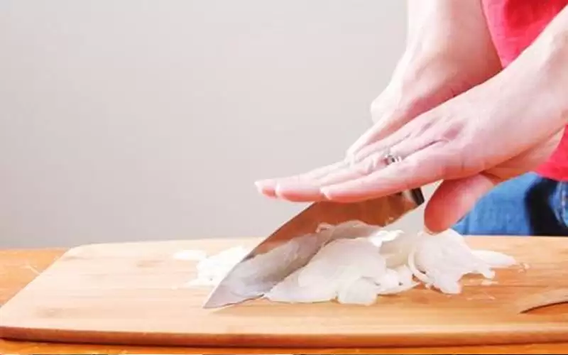 طرق غير مألوفة.. لإزالة رائحة البصل