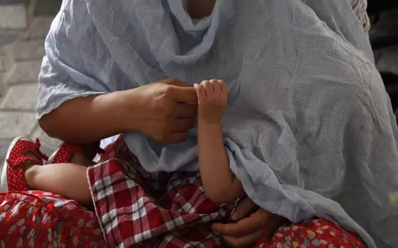 لبنانية تصنع الإكسسوارات والمجوهرات من حليب