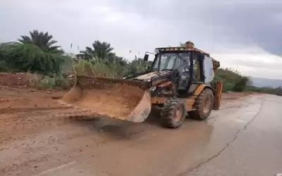 الأشغال تباشر بإعادة تعبيد وتأهيل طريق