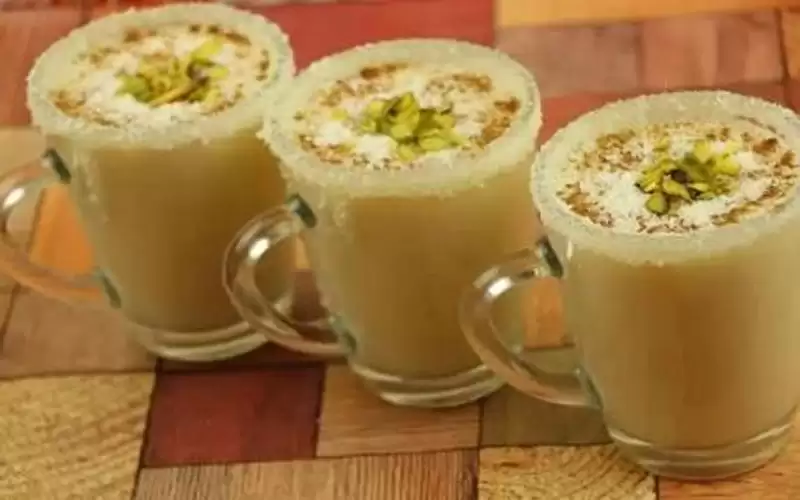 يمنحك الدفء بالشتاء.. سحلب بالمكسرات وجوز