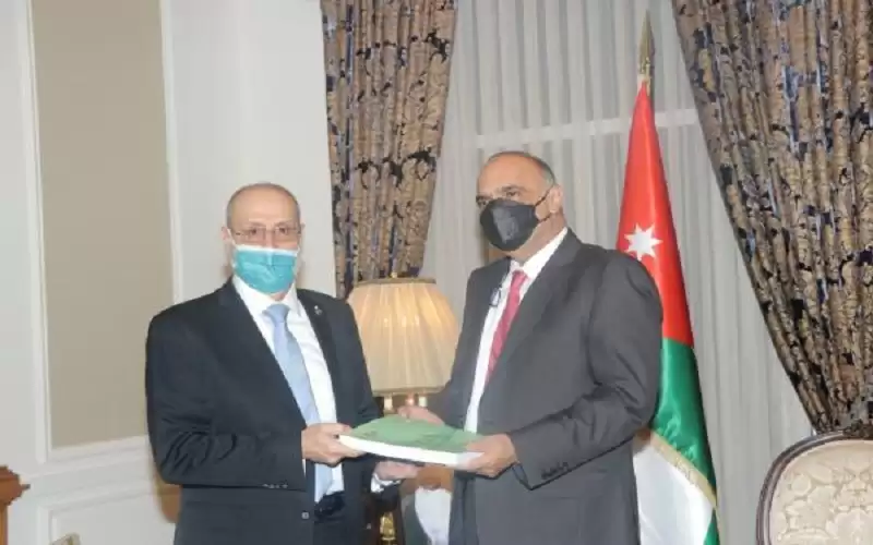 الخصاونة: الحكومة ملتزمة بتصويب أي مخالفة