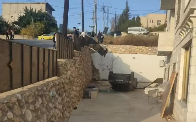 مركبة تداهم منزلا في السلط