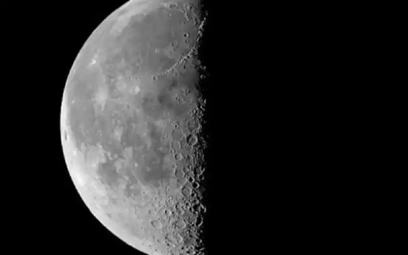 قمر التربيع الأخير يزين السماء