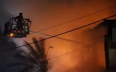 وفاة شخص بحريق معرض للسجاد في