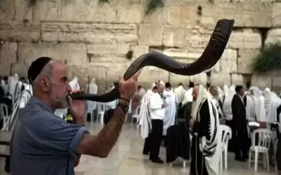 مستوطنون يؤدون طقوسا تلمودية عند باب