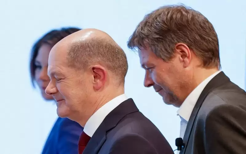 فرنسا تعتبر اتفاق تشكيل حكومة ائتلافية