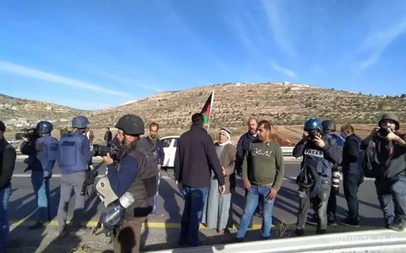 الاحتلال يعتدي على مواطنين وصحفيين خلال