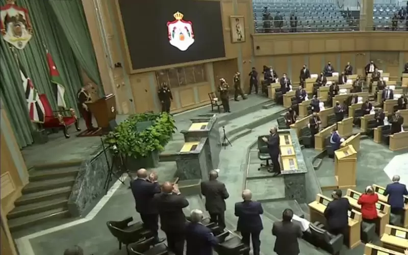 الملك يستمع إلى رد مجلس الأمة