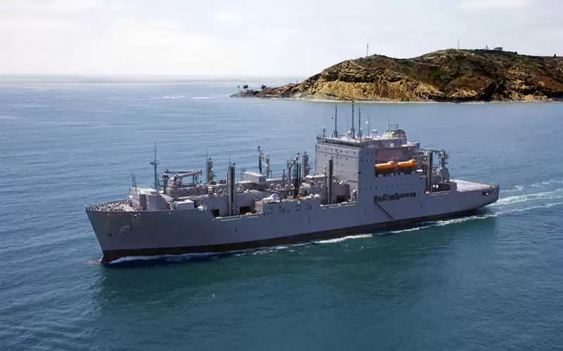 البحرية الأميركية تنقذ صيادين إيرانيين تقطعت