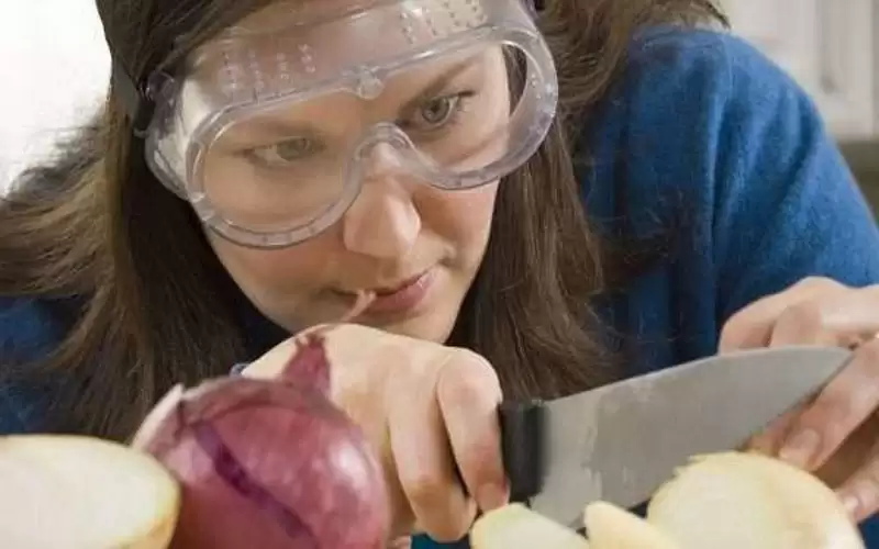 لا دموع أثناء تقطيع البصل.. إذا