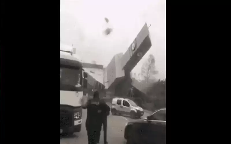 رياح عاتية تقتل شخصين في اسطنبول