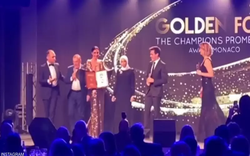 على المسرح .. زوجة صلاح تخطف