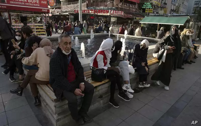 المركزي التركي يدعم الليرة المنهارة