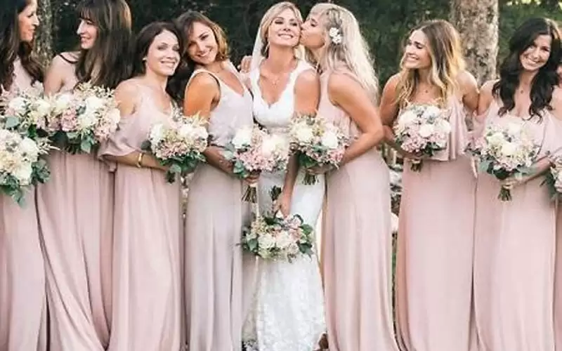 عروس تخصص طاولة منفصلة لرافضي التطعيم