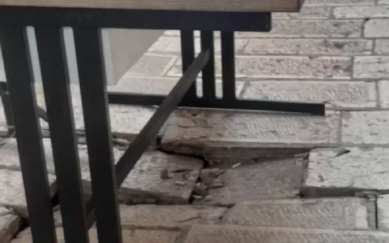 انهيار جزئي في أرضية منطقة باب