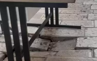 انهيار جزئي في أرضية منطقة باب