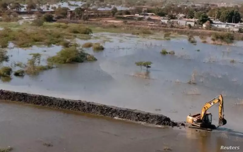 الفيضانات تحول بين السكان والمساعدات في