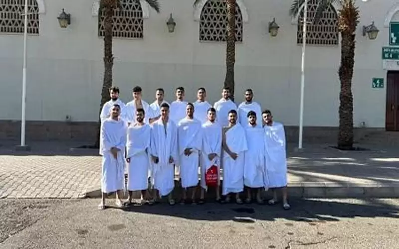 لاعبو نادي الرمثا يؤدون مناسك العمرة