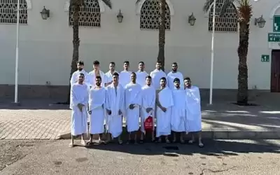 لاعبو نادي الرمثا يؤدون مناسك العمرة