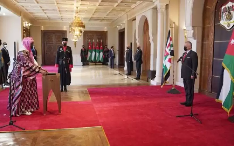 الملك يتقبل أوراق اعتماد عدد من