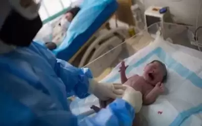 ولادة قيصرية لمصابة بكورونا في مستشفى