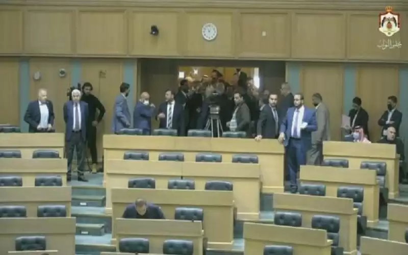 نواب يغادرون ويتركون الحكومة تحت القبة