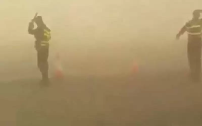 اغلاق على الطريق الصحراوي بسبب الغبار