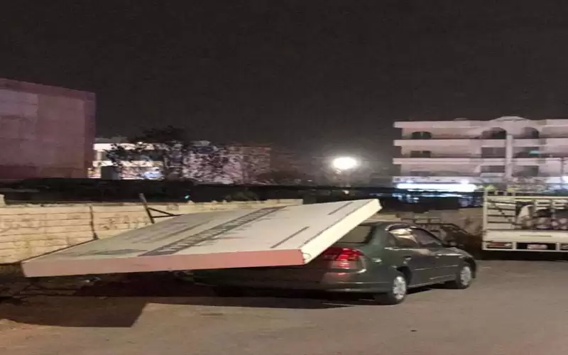 سقوط لوحة اعلانية على مركبة في